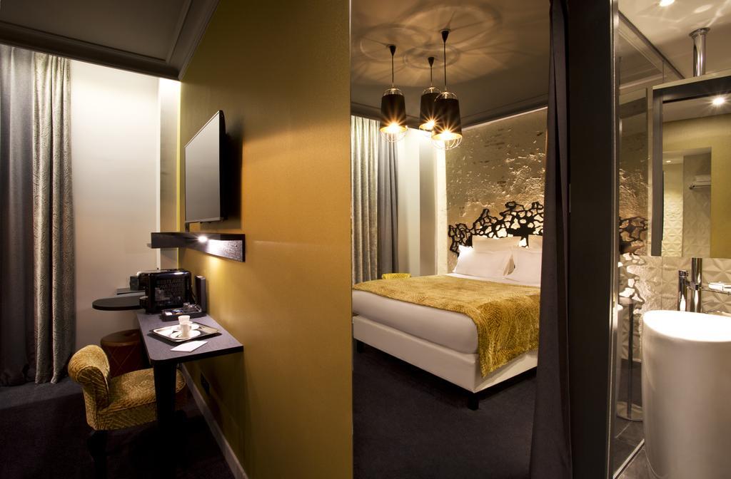 Double Room Signature