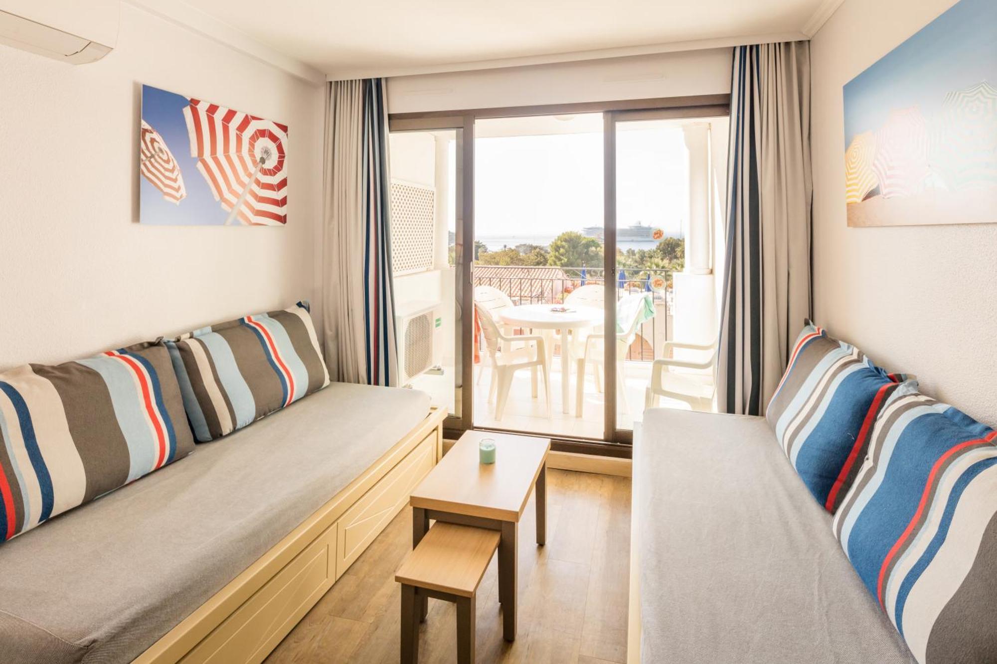 Studio with Sleeping Alcove, Air conditioning and  Terrace or Balcony (4 People)