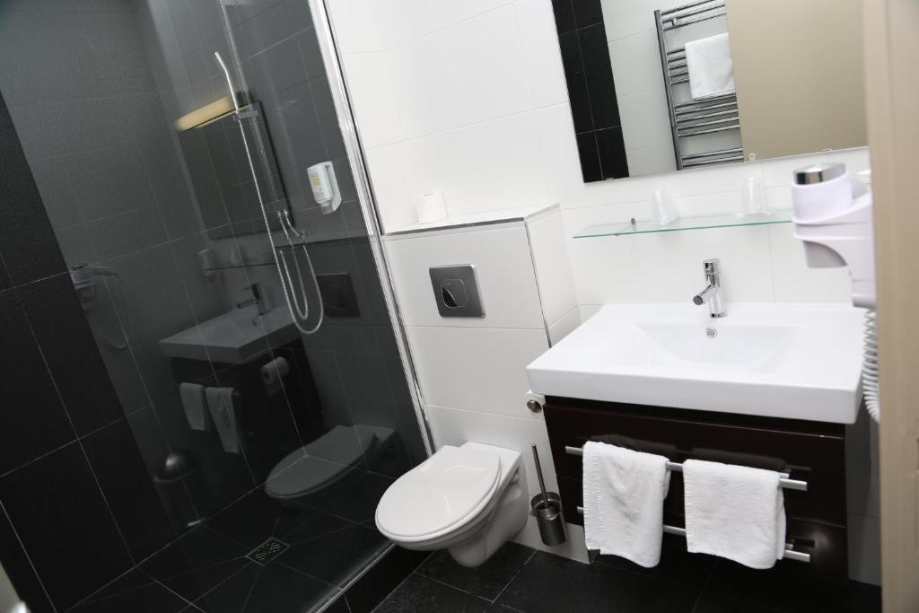 Comfort Room with Shower,1153584150:JPEG