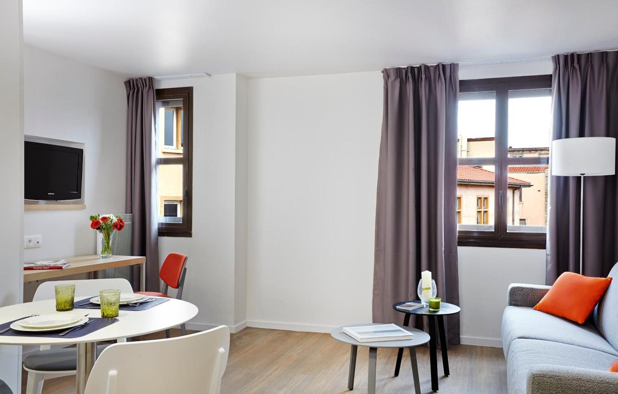 Deluxe One-Bedroom Apartment Air Conditioning