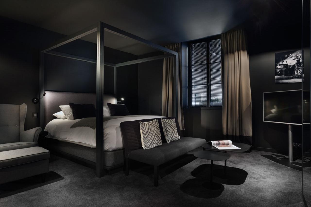 Black Infinite Room