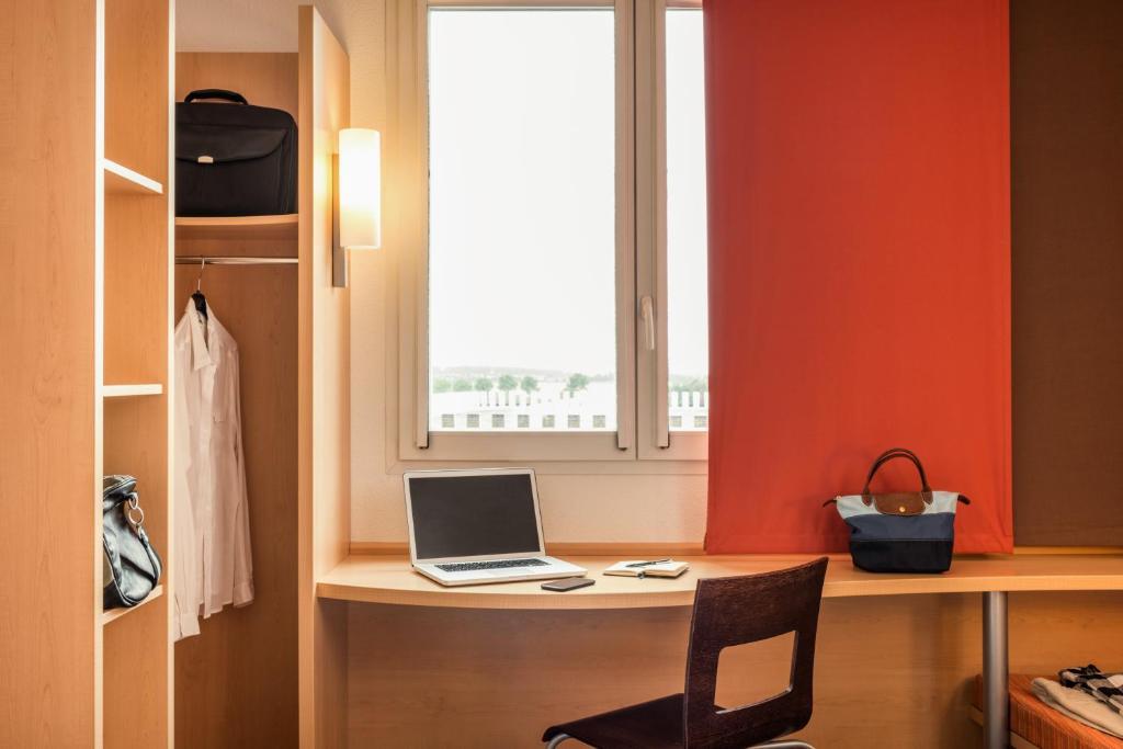 Standard Room with 1 Double and 1 Single Bed,112015677:JPEG