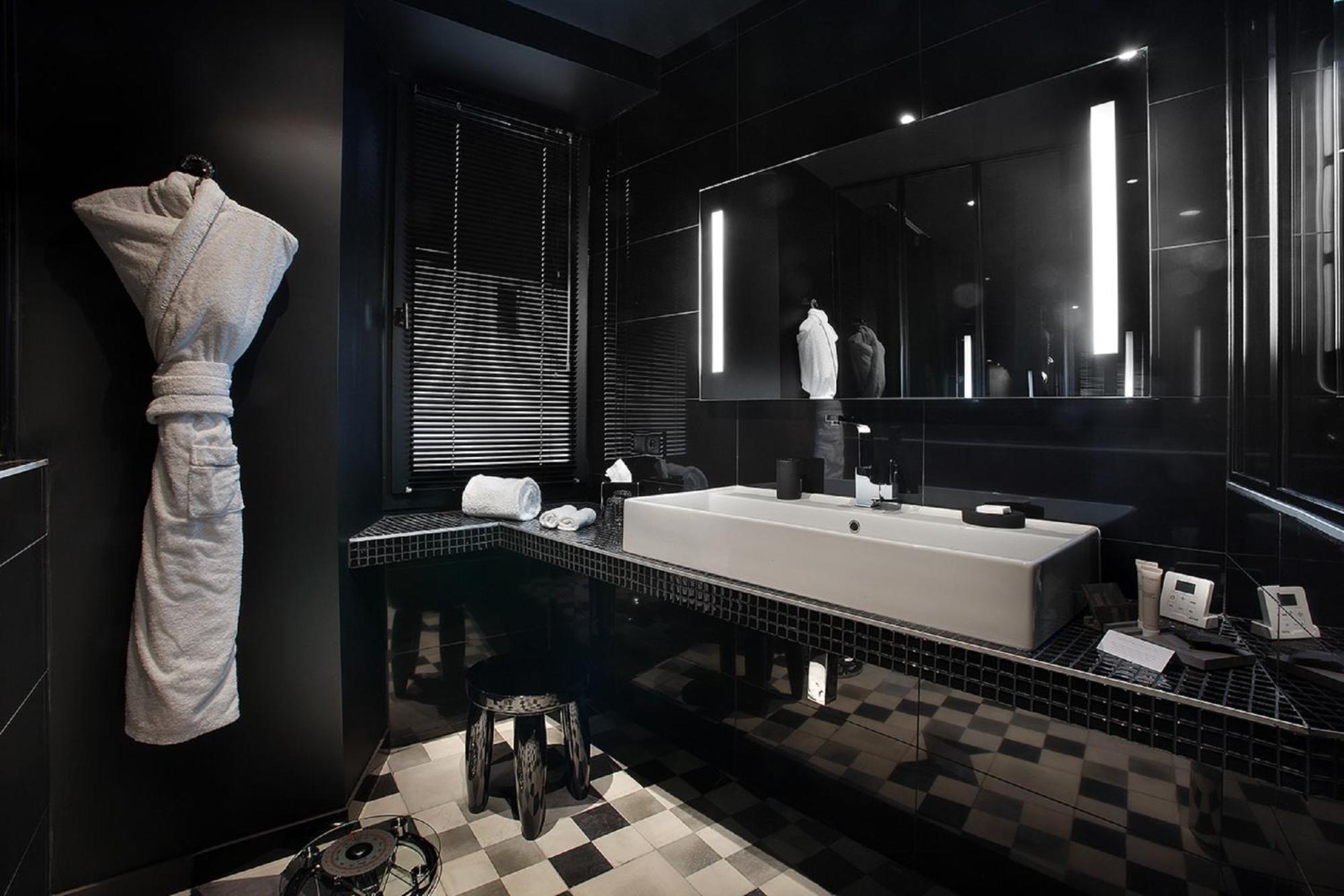 Black Infinite Room