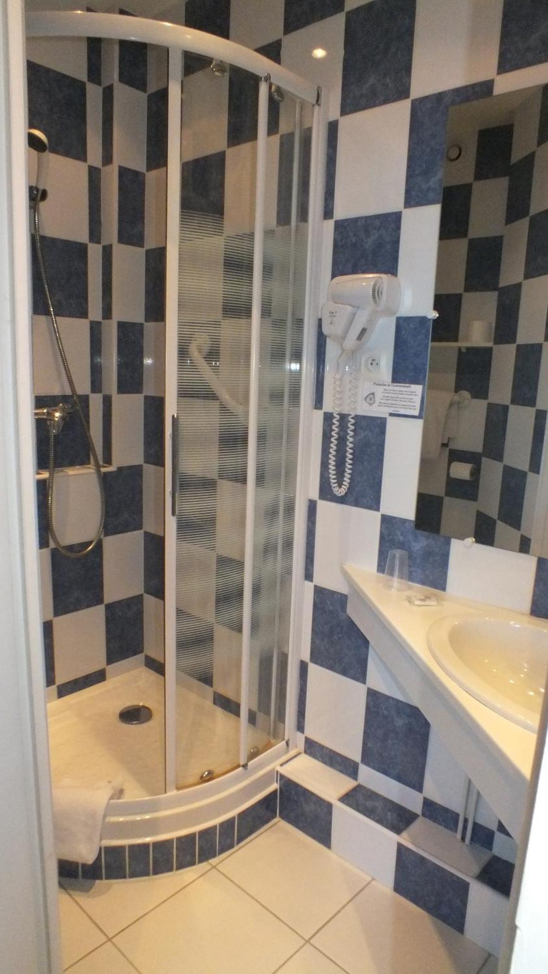 Standard Single Room with Shower Street Side 8m2