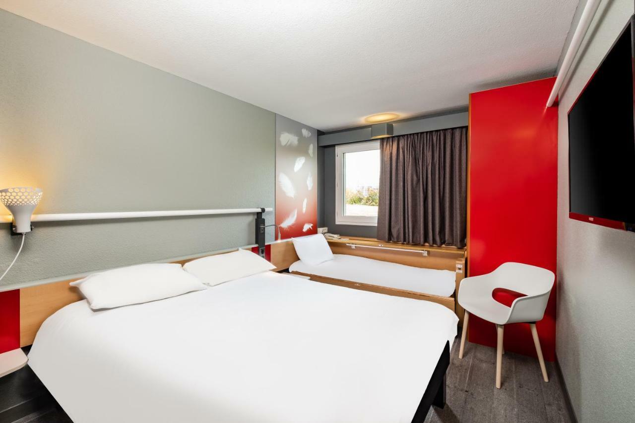 Standard Room with One Double Bed and One Single Bed