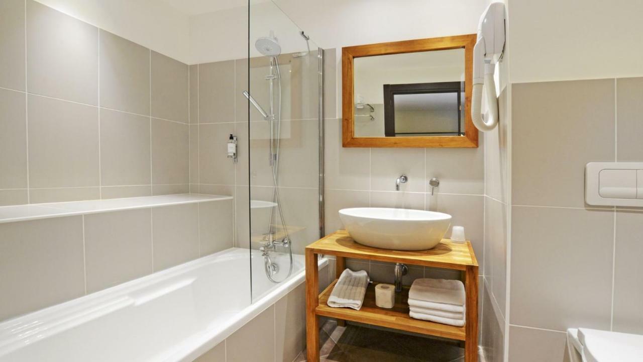 Privilège Double or Twin Room with Street View,1697944484:JPEG