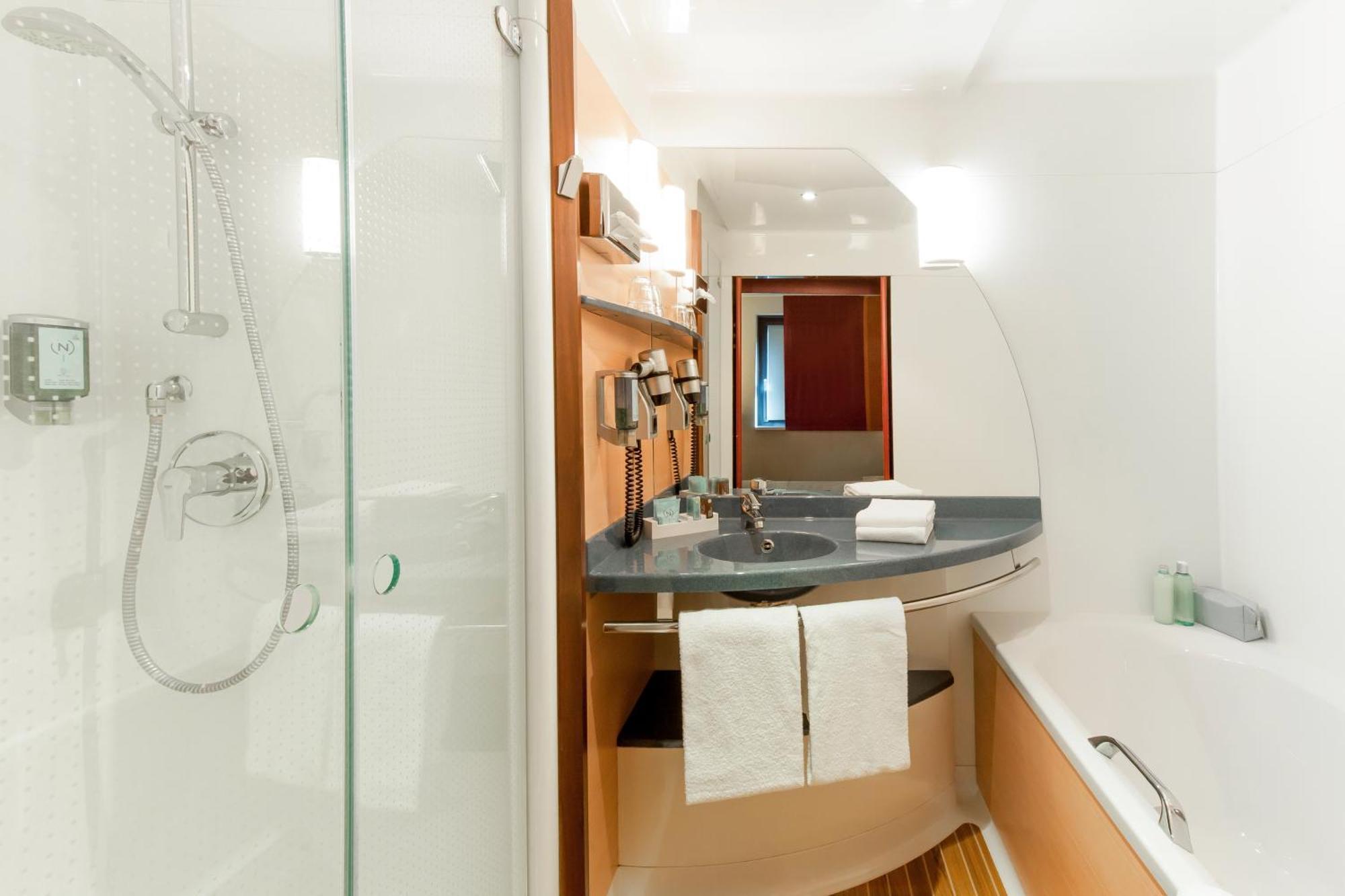 Suite Superior con cama doble y 2 camas individuales