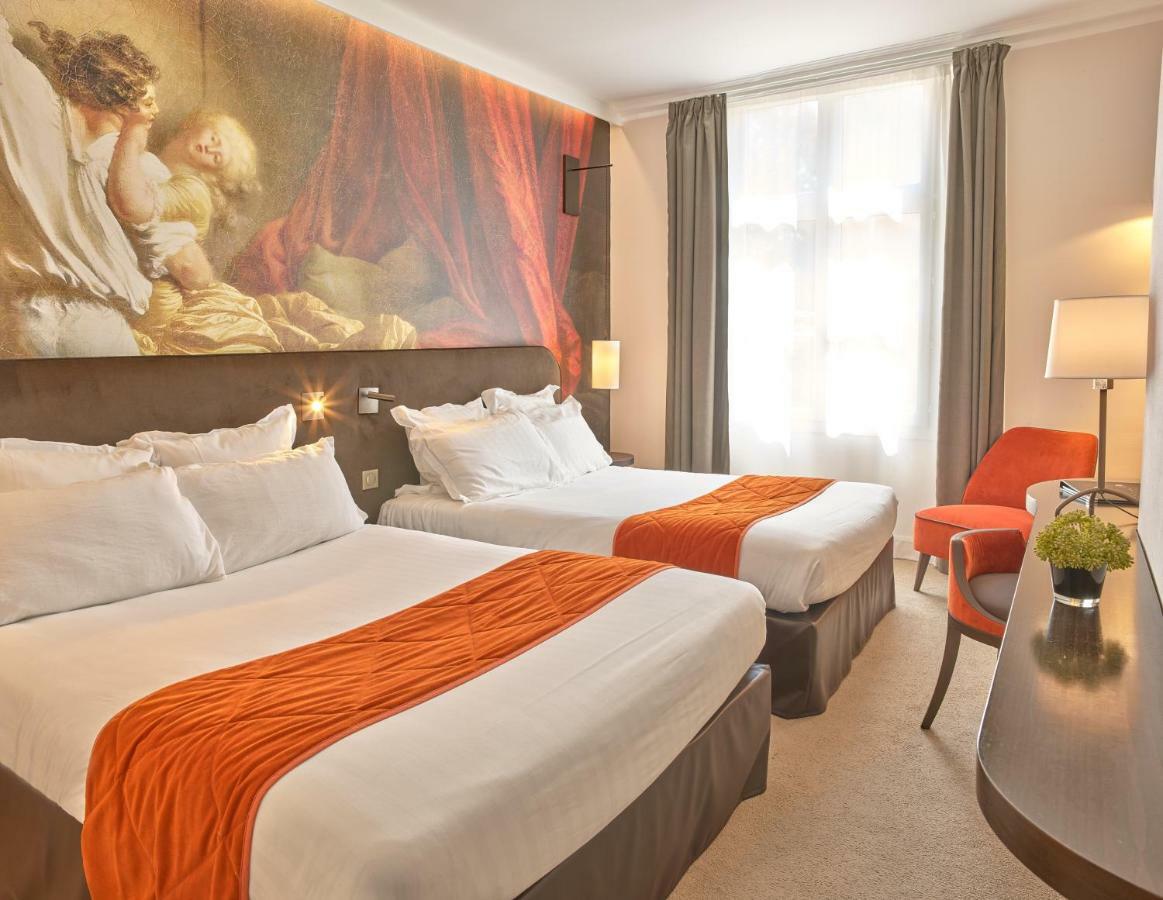 Classic Quadruple Room - Street View