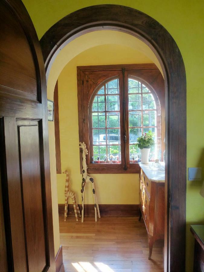 Habitación con cama extragrande y balcón