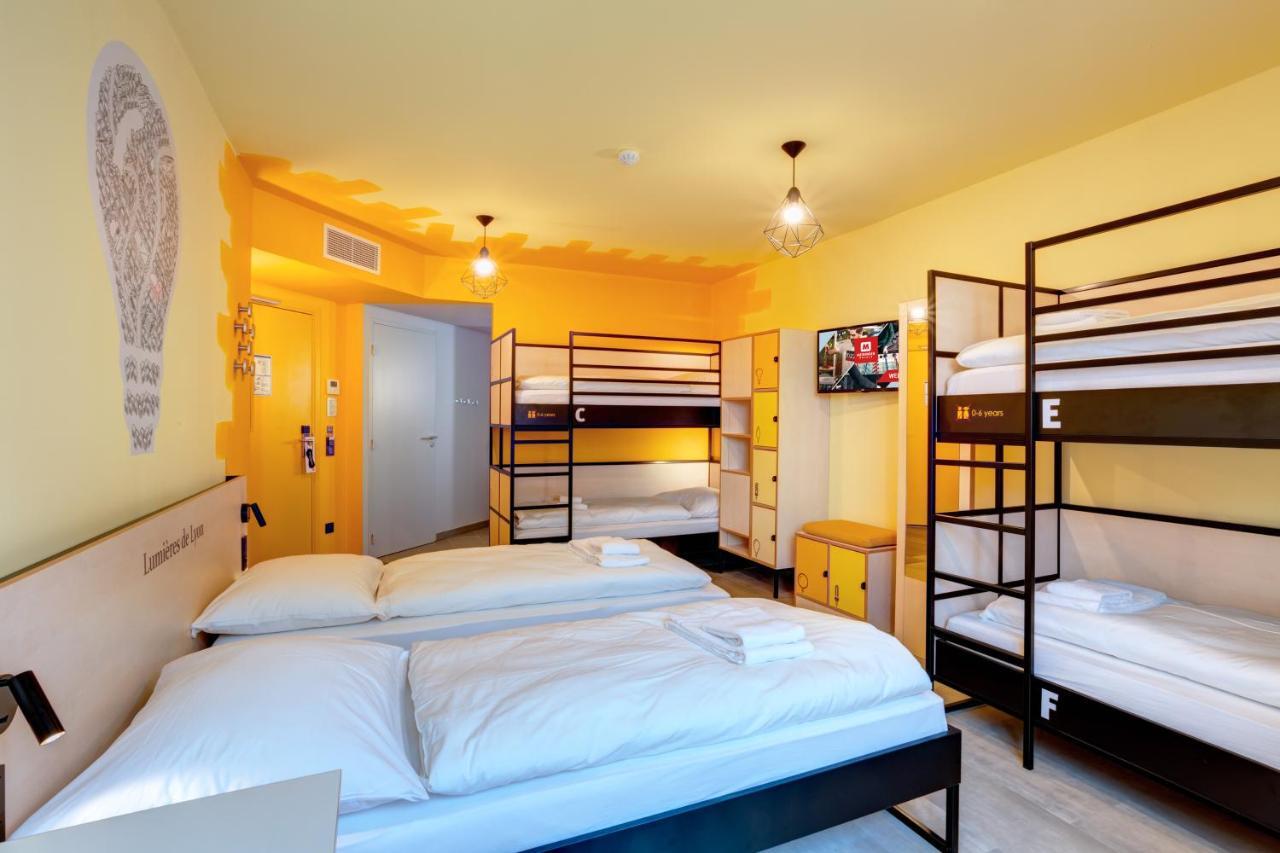 6-Bed Room