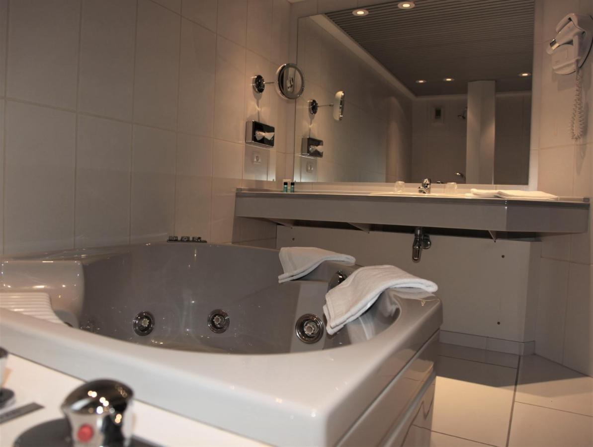 Suite with Hot Tub,957471364:JPEG