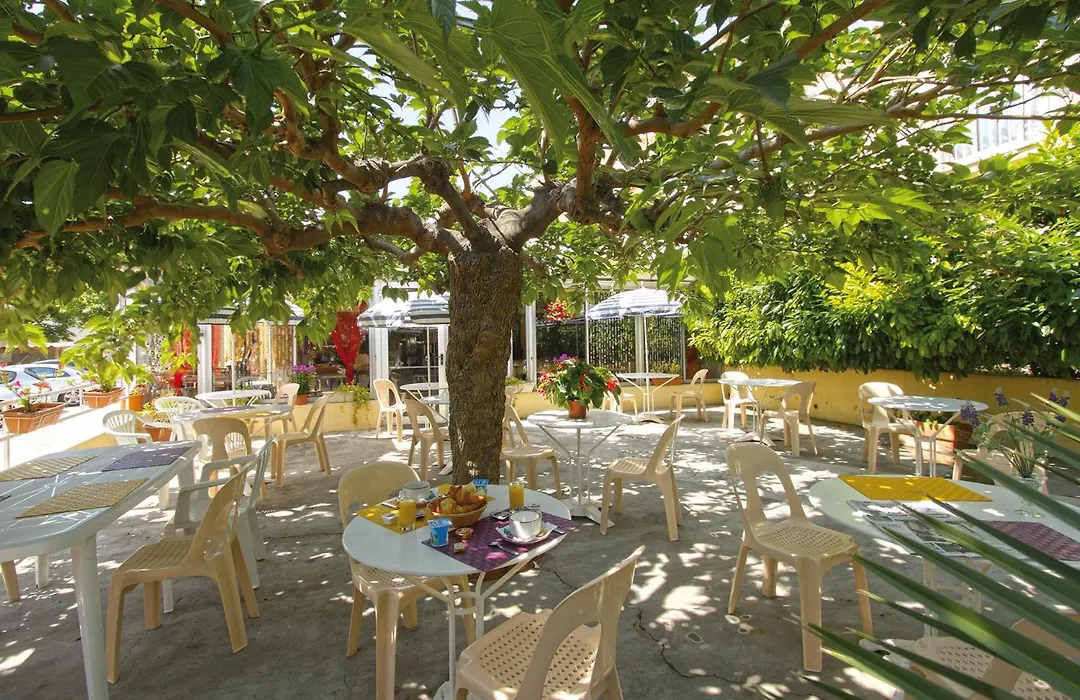 Hôtel La Croix de Malte-1