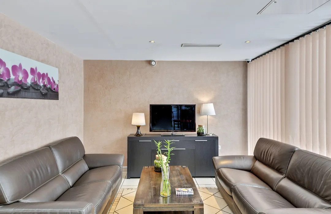 Hotel Paris Pacific: Metro-Adjacent Lodging Near Orly Airport-1