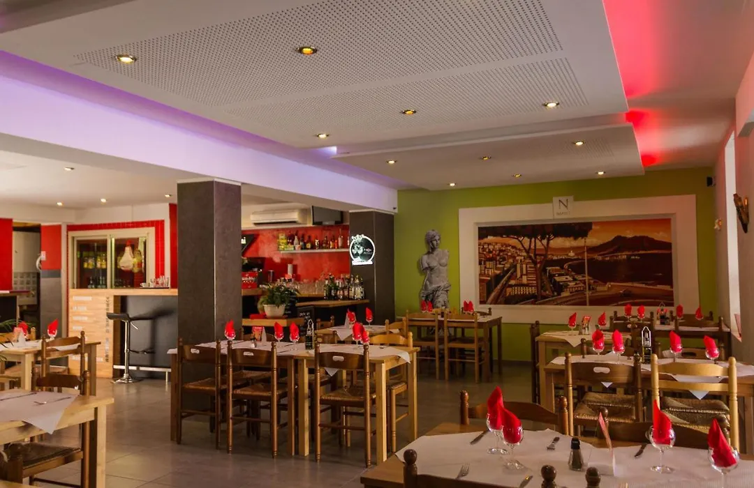 Hotel Les Italiens-1