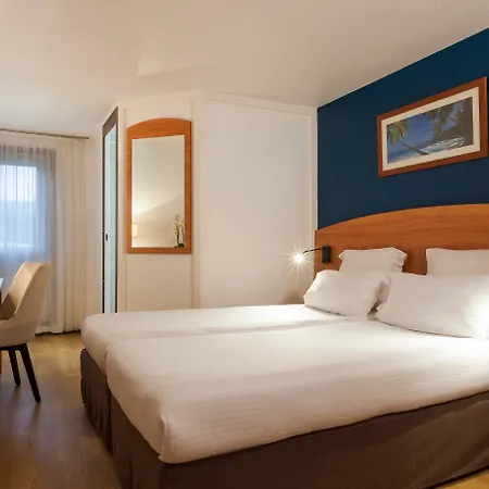 Comfort Hotel Evreux-3