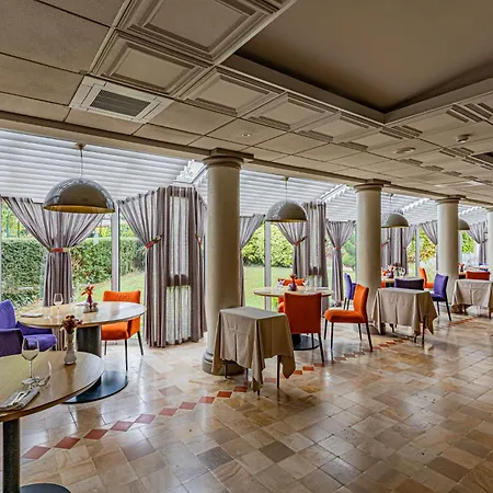 Logis Hostellerie Des Clos Et Restaurant Bistrot Des Grands Crus Et Maison De La Tour Chablis-2