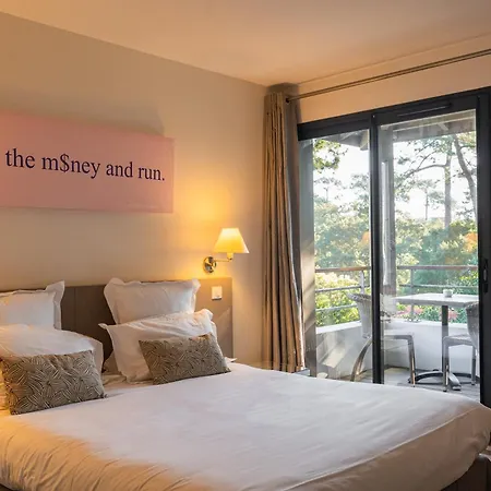 Hotel 202-2