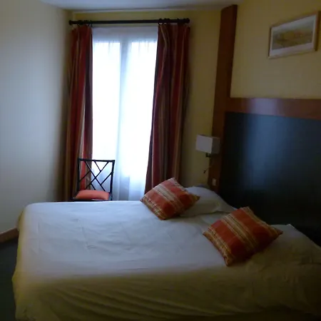 Hotel De L'Orme, Akena-2