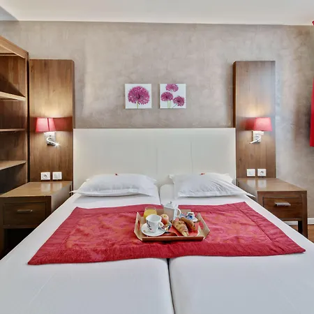 Hotel Paris Pacific: Metro-Adjacent Lodging Near Orly Airport-2