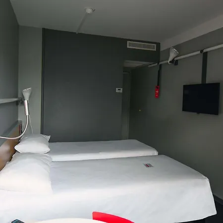 Ibis Saintes-2