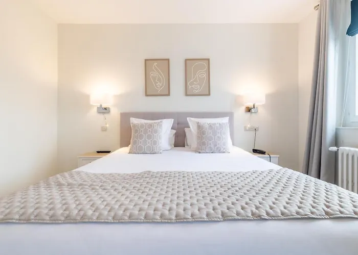 Hôtel Échappée en Baie - Chambres climatisées -Parking privé gratuit dont forfaits bornes électriques réservable