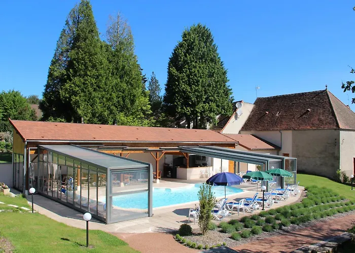 Hotel Logis Des Trois Maures à Couches