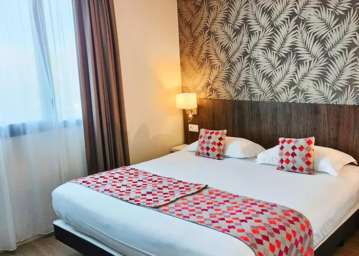 Brit Hotel Ploermel - Hotel de l'Hippodrome
