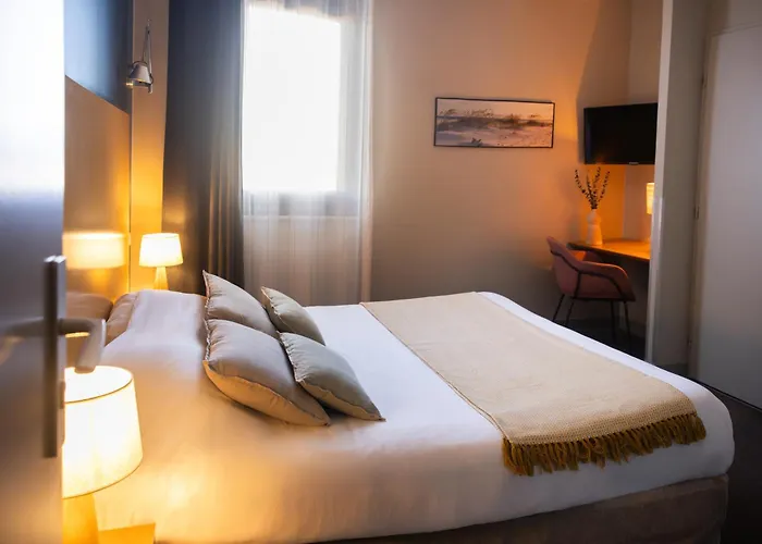 Hôtel les jardins du canal - piscine chauffée à 28 degrés - parking gratuit - garage - bornes électriques - accueil vélos et motos - kids friendly-solaire ecoresponsable