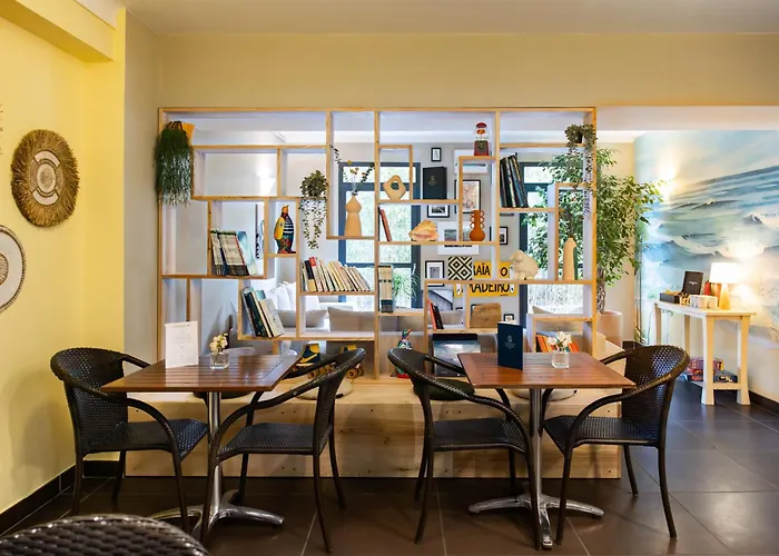 Hôtel les jardins du canal - piscine chauffée à 28 degrés - parking gratuit - garage - bornes électriques - accueil vélos et motos - kids friendly-solaire ecoresponsable