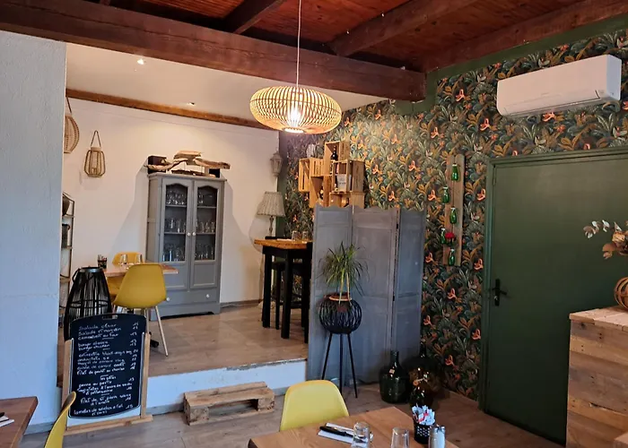 Logis Hotel Restaurant Les Platanes
