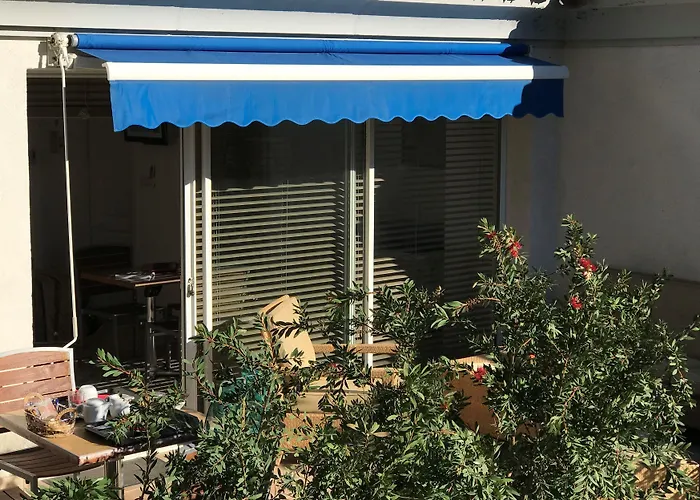 Residence Hoteliere A Trama