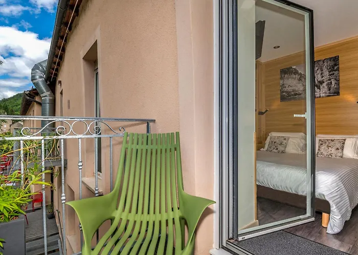 Logis Hôtel Restaurant Les 2 Rives - A75, en bordure de rivière