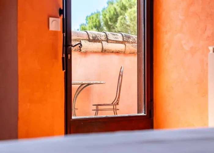 Le Domaine des Grès Luberon - Hôtel - Restaurant Sous les Platanes - Restaurant 901 côté piscine
