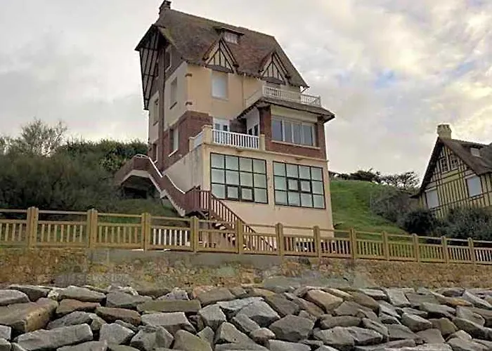The Benervilloise Villa With Its Feet In The Water
