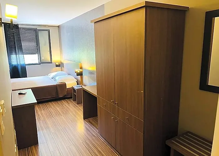 L'Hotel De La Bourse A Bagnols-Sur-Ceze