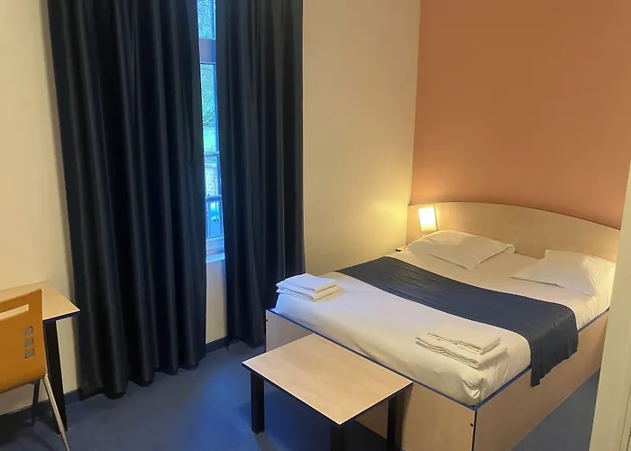 Hotel César climatisation dans la majorité des chambres Centre-ville Gare Charleville-Mézières