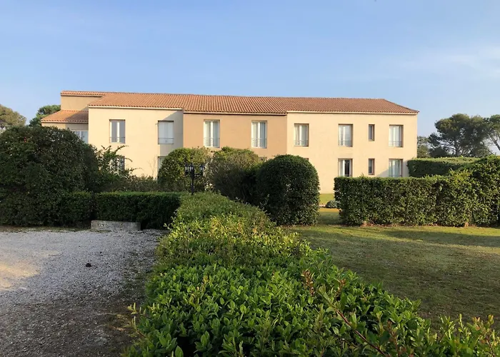 Les Aubuns Country Hotel