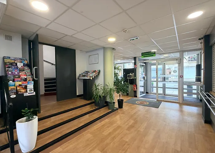 B&B HOTEL Nîmes Centre Arènes